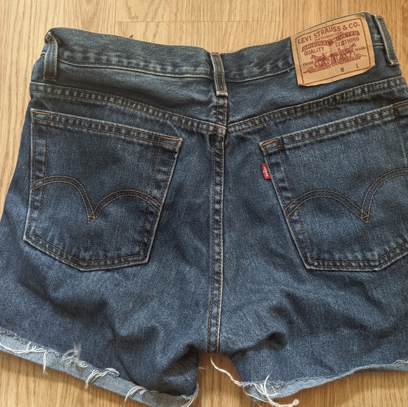 Levis highwaisted cut-off shorts - Picture 2 of 5